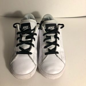 Nike Tennis Classic PRM, Size 2 Youth